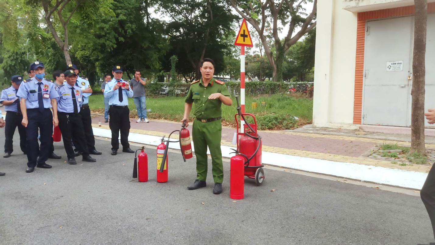Firefighting police officers provided theoretical guidance on fire extinguisher operation and shared real-world firefighting experience