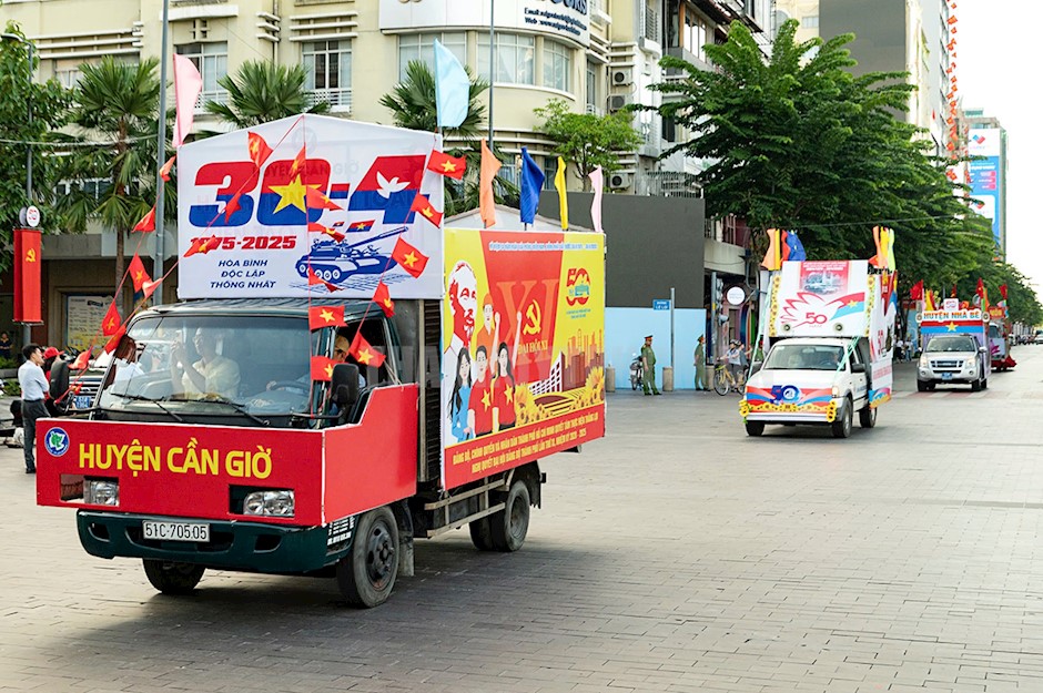 Xe hoa tuyên truyền của đoàn 4 diễu hành qua các tuyến đường (ảnh Quốc Thanh)