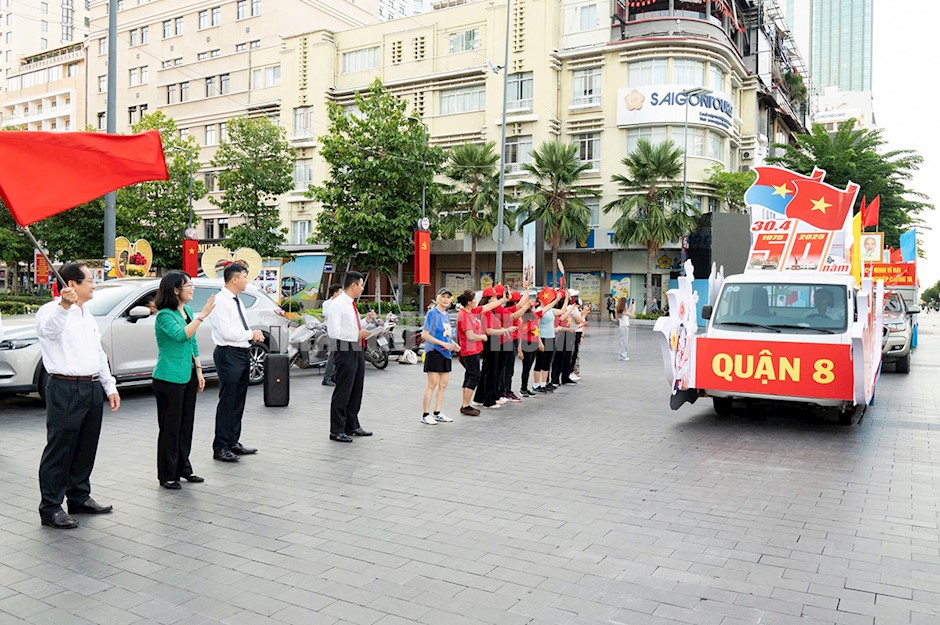 Đồng chí Trần Văn Khuyên và đồng chí Trần Thị Diệu Thúy cùng các đại biểu thực hiện nghi thức xuất phát (ảnh Quốc Thanh)