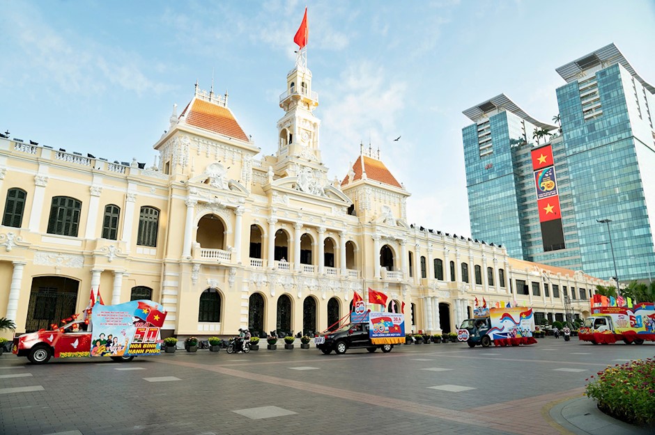 Các đoàn xe hoa tuyên truyền qua tuyến đường Lê Thánh Tôn, Quận 1 (ảnh Quốc Thanh)