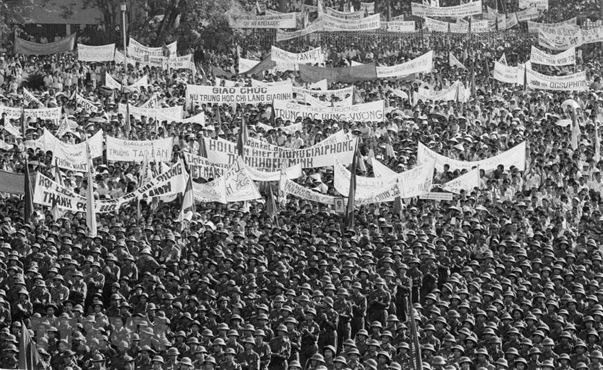 Nhân dân Sài Gòn míttinh chào mừng Ủy ban quân quản thành phố ra mắt ngày 7/5/1975. Ảnh: Minh Lộc/TTXVN.