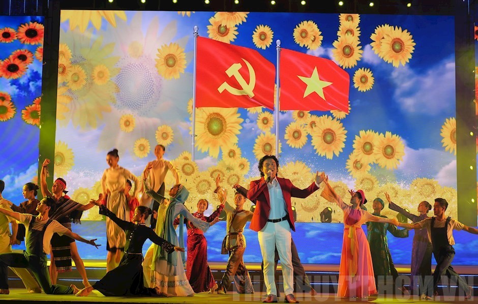 Chương trình biểu diễn nghệ thuật Chào mừng Ngày Giải phóng miền Nam, thống nhất đất nước. Ảnh: Thanhuytphcm.vn