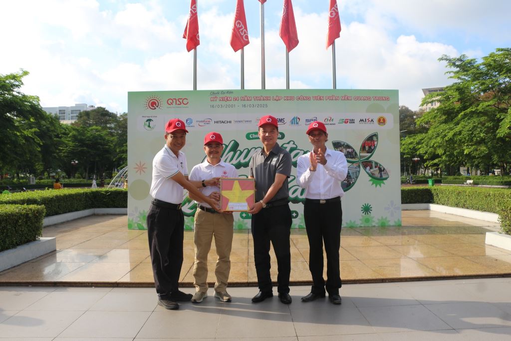 Ông Huỳnh Tấn Đạt – PCT Hội Bảo vệ Thiên nhiên và Môi trường TP.HCM trao tặng Lãnh đạo QTSC lá cờ mang từ Trường Sa về đất liền