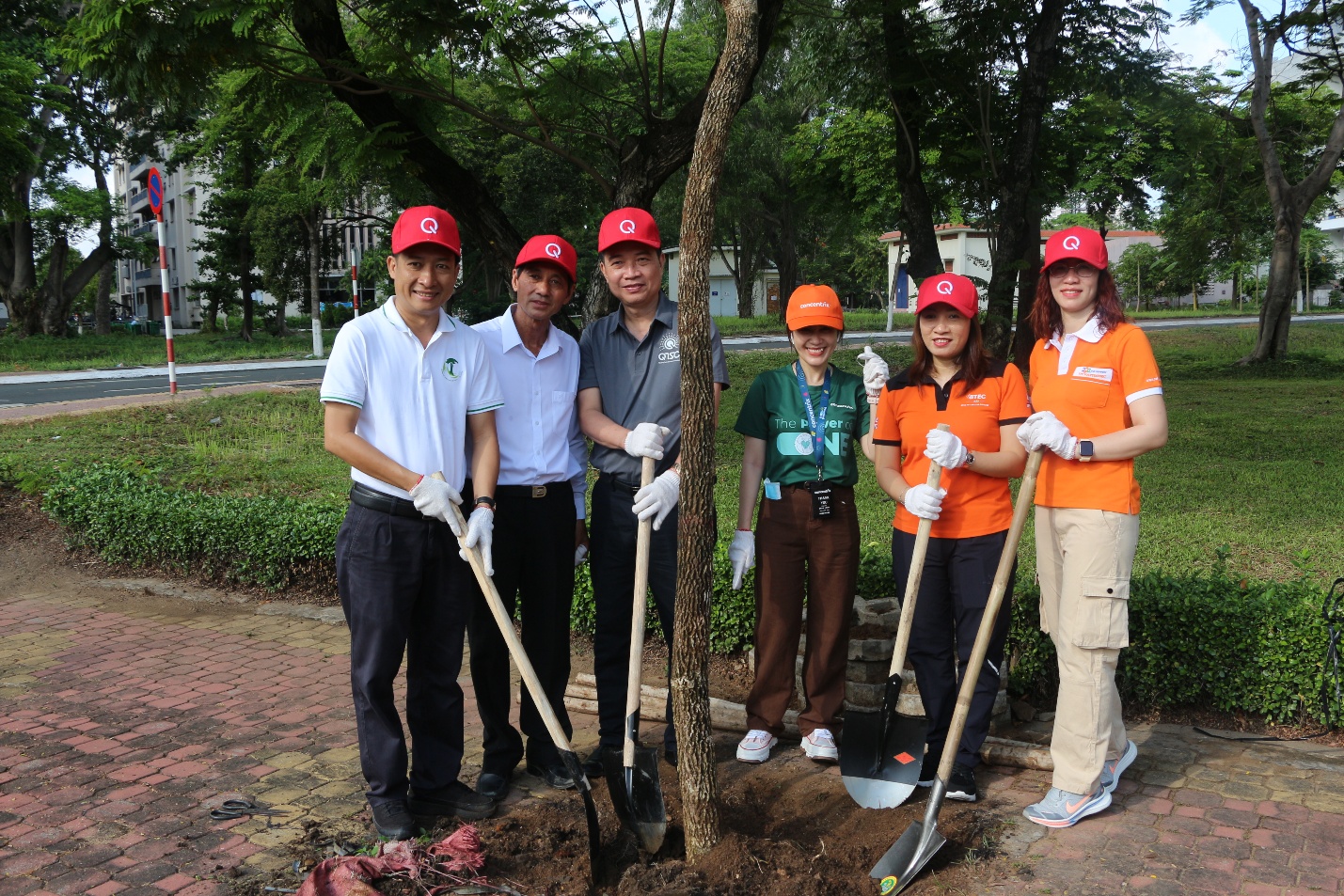 Lãnh đạo và các doanh nghiệp tham gia trồng cây