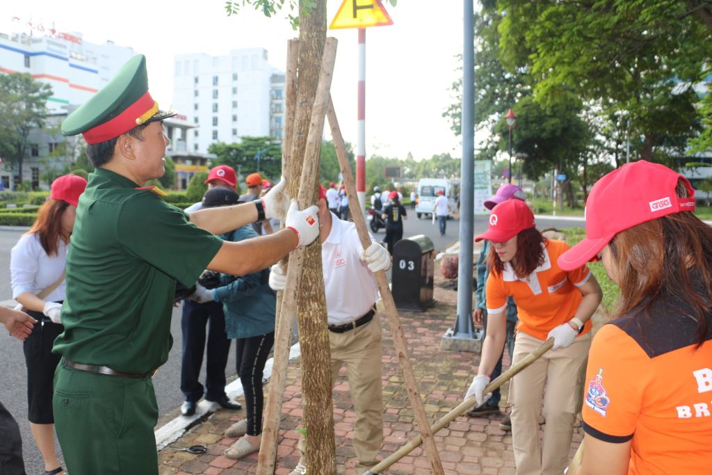 Lãnh đạo và các doanh nghiệp tham gia trồng cây