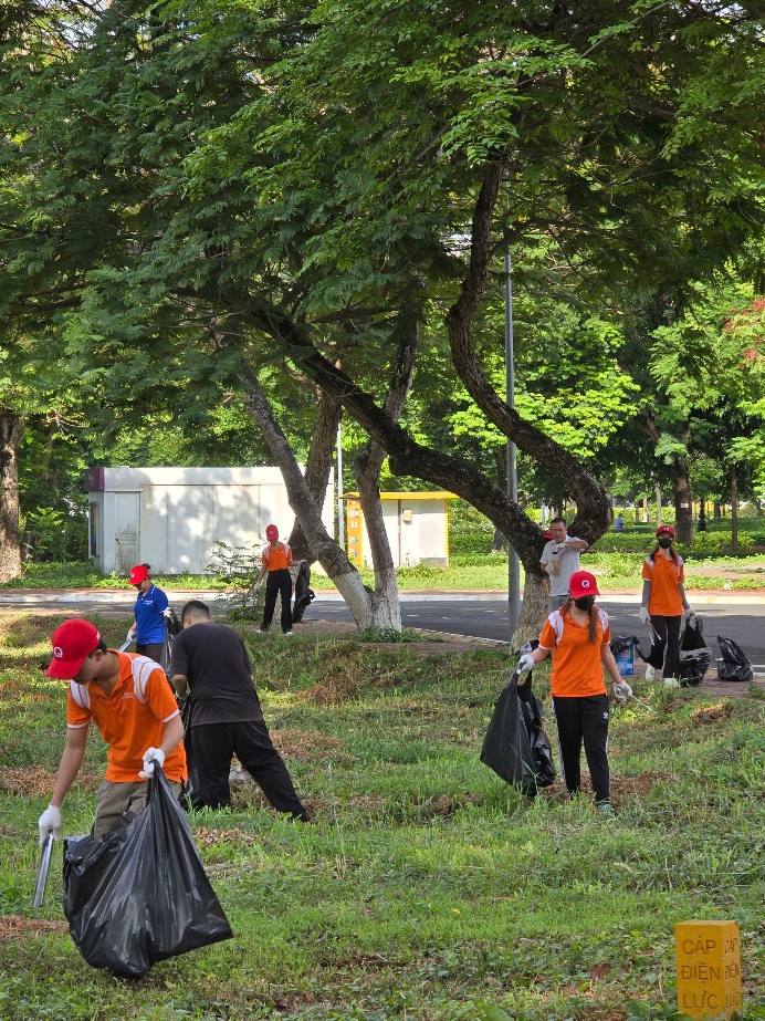 Thu gom rác thải và dọn dẹp vệ sinh