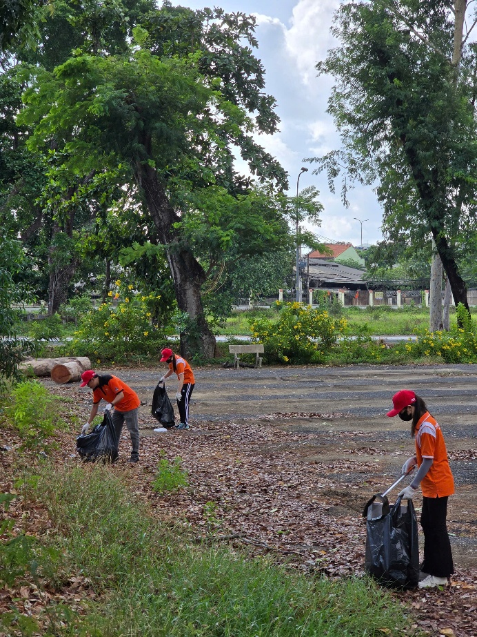 Thu gom rác thải và dọn dẹp vệ sinh