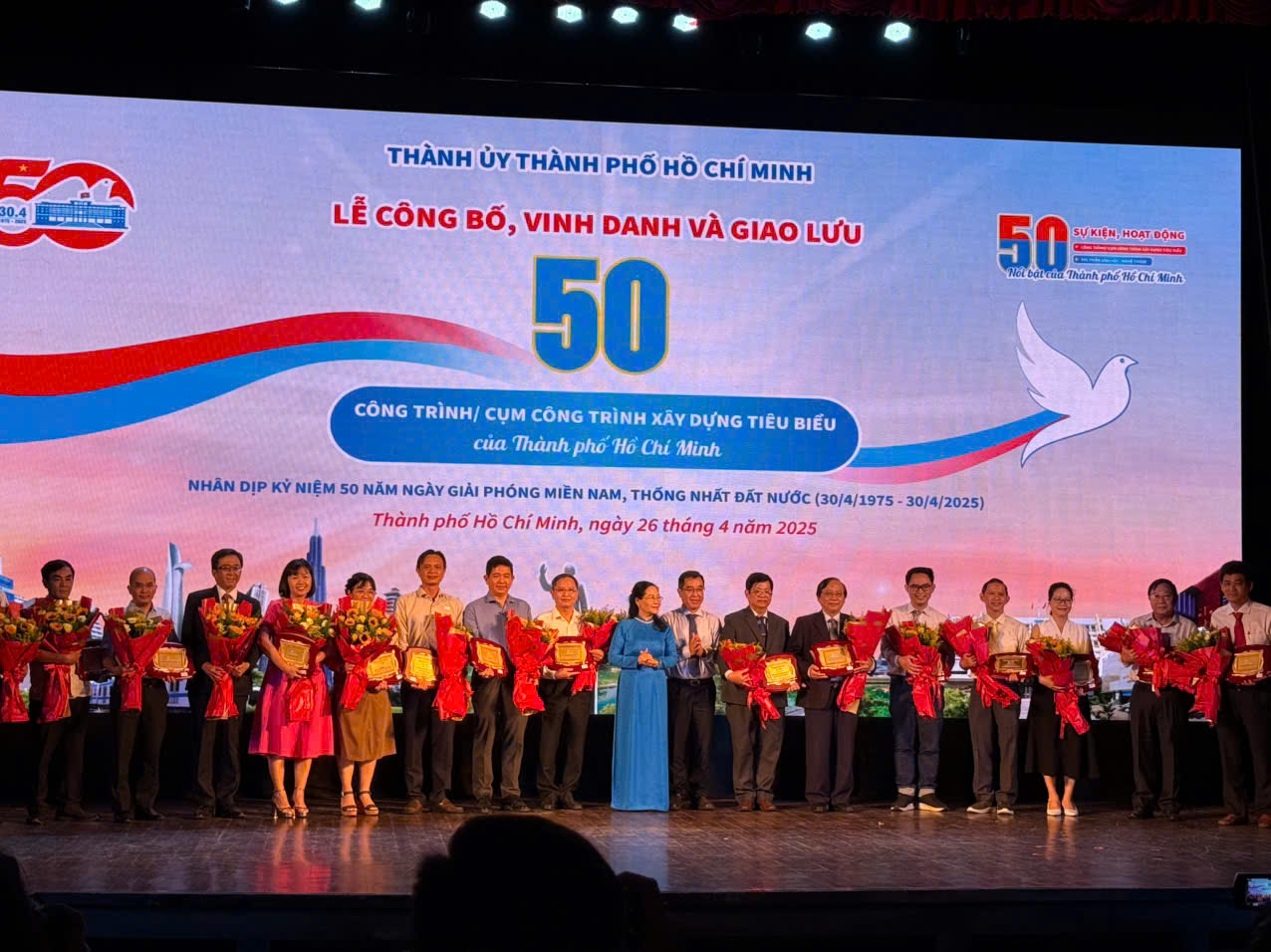 Ông Vũ Quang – Phó Giám đốc QTSC (thứ 2 từ trái qua) nhận biểu trưng vinh danh 50 công trình/cụm công trình xây dựng tiêu biểu của TP.HCM