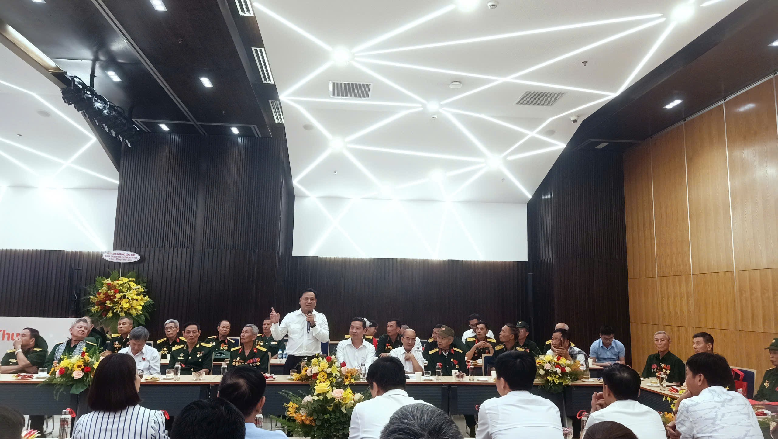 Ông Trần Phi Long – Bí thư Đảng ủy, Chủ tịch Hội đồng thành viên Tổng Công ty Công nghiệp Sài Gòn TNHH MTV (CNS) phát biểu chia sẻ tại buổi làm việc