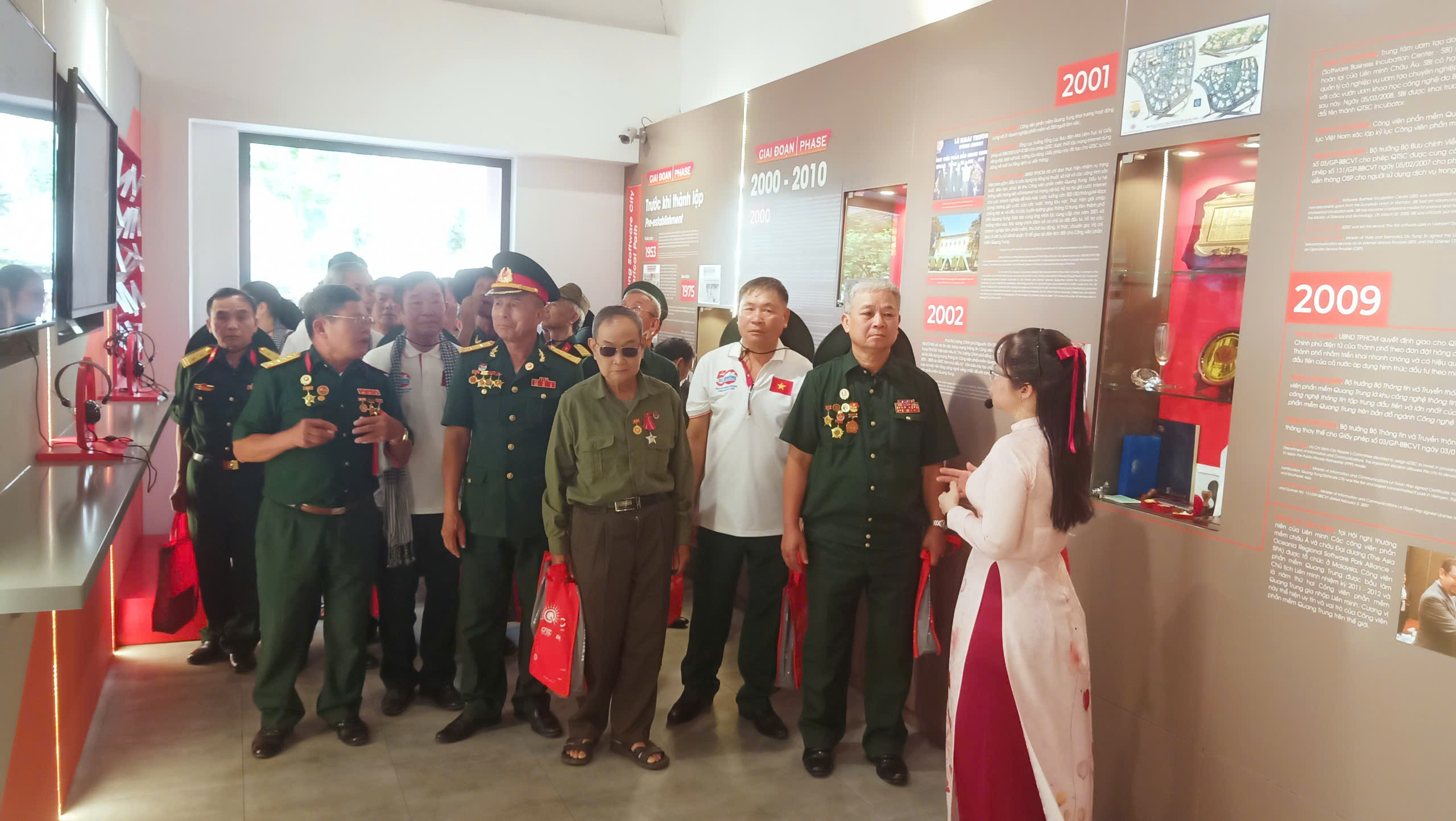 Đoàn đại biểu tham quan và chụp hình lưu niệm tại Bảo tàng QTSC