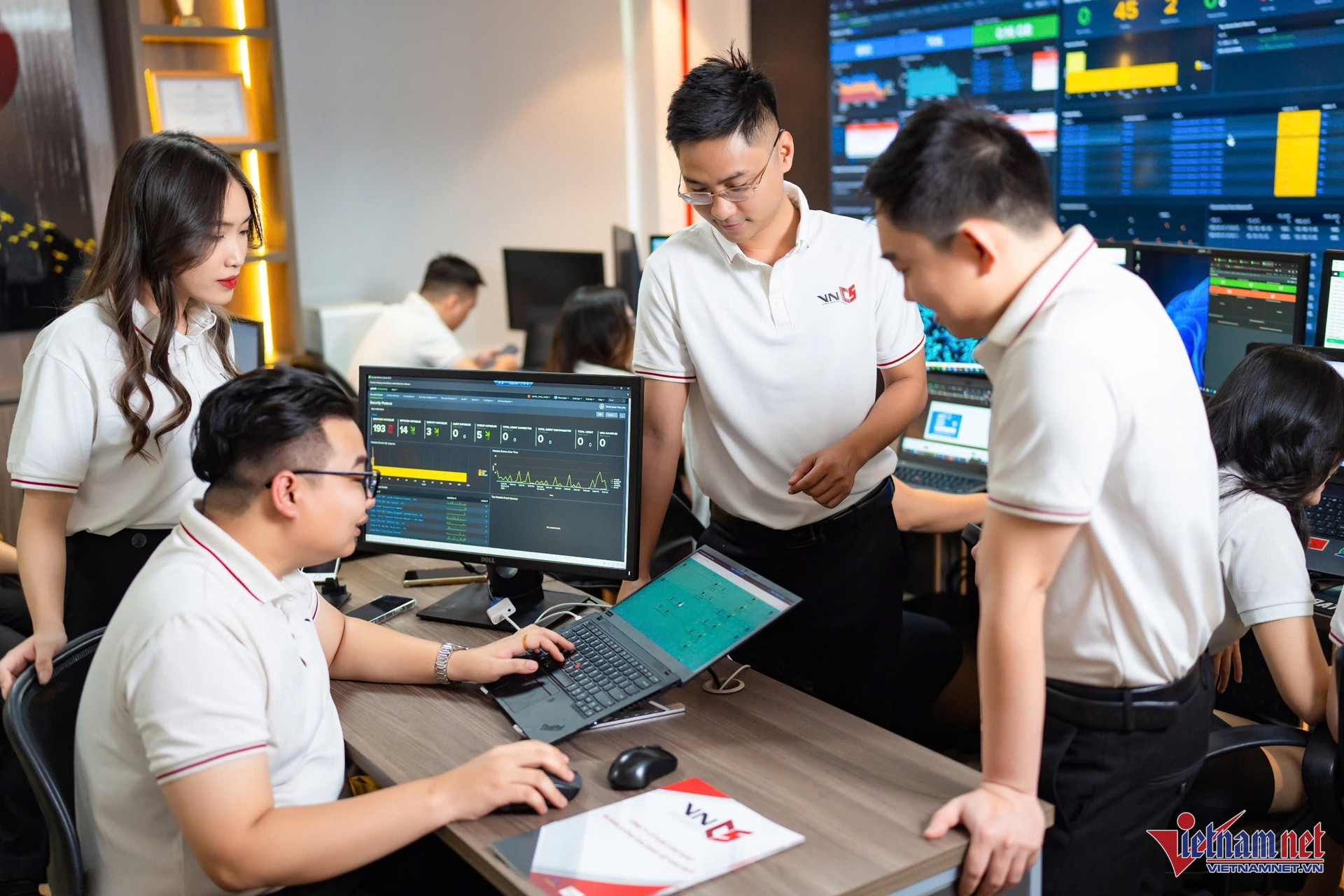 Các tổ chức, doanh nghiệp tại Việt Nam cũng như trên toàn cầu được khuyến nghị nhanh chóng chuyển sang chiến lược phòng thủ chủ động, kết hợp AI, Zero Trust và tăng cường quản lý nguy cơ một cách liên tục. Ảnh minh họa: T.L