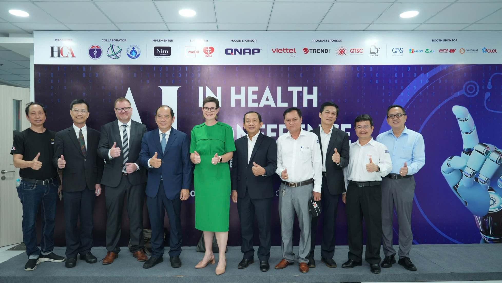 Các đại biểu và khách tham dự đến tham quan gian hàng QTSC và nhận quà rút thăm trúng thưởng