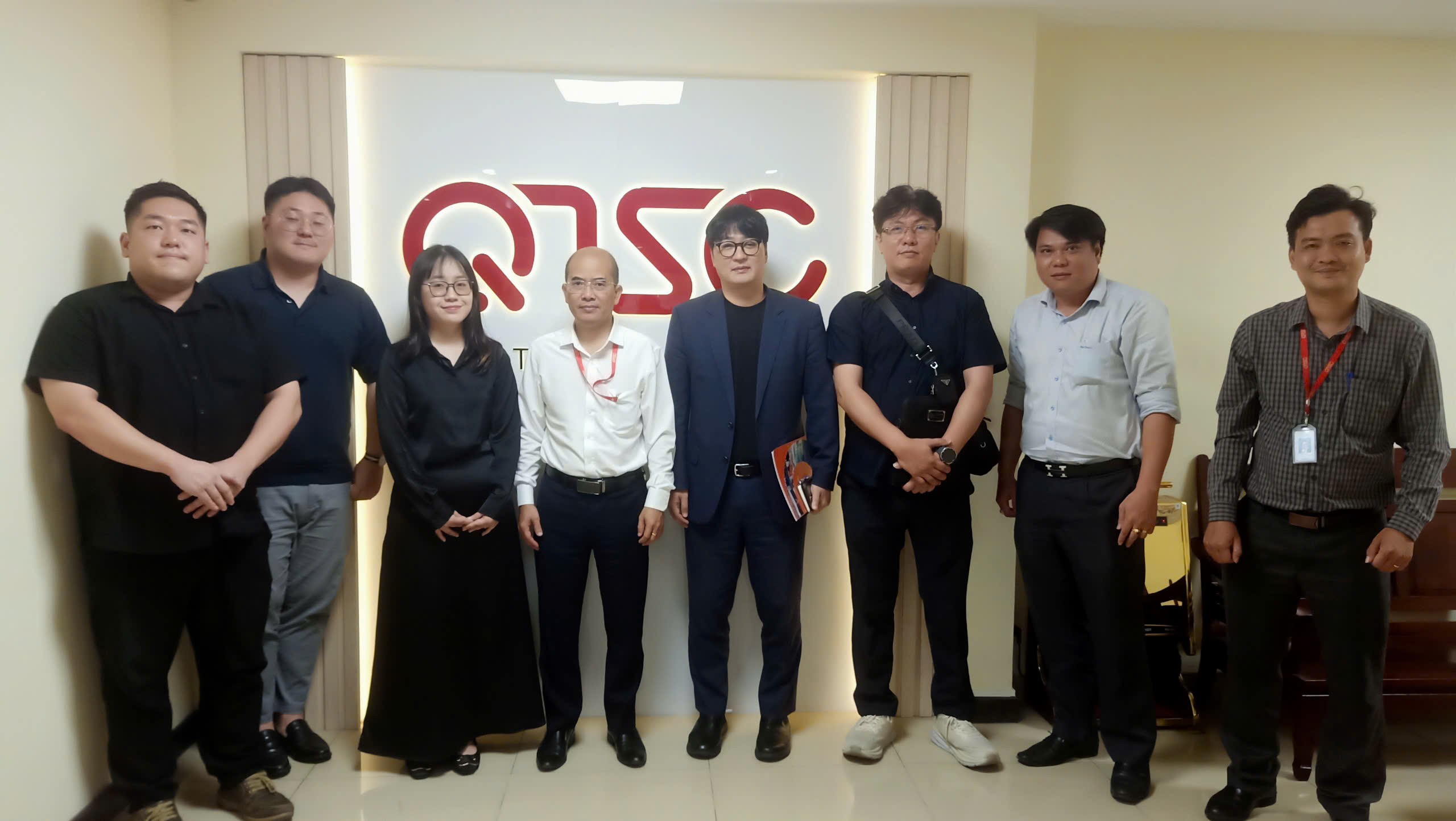 Đoàn KISA làm việc và chụp hình lưu niệm chuyến công tác tại QTSC