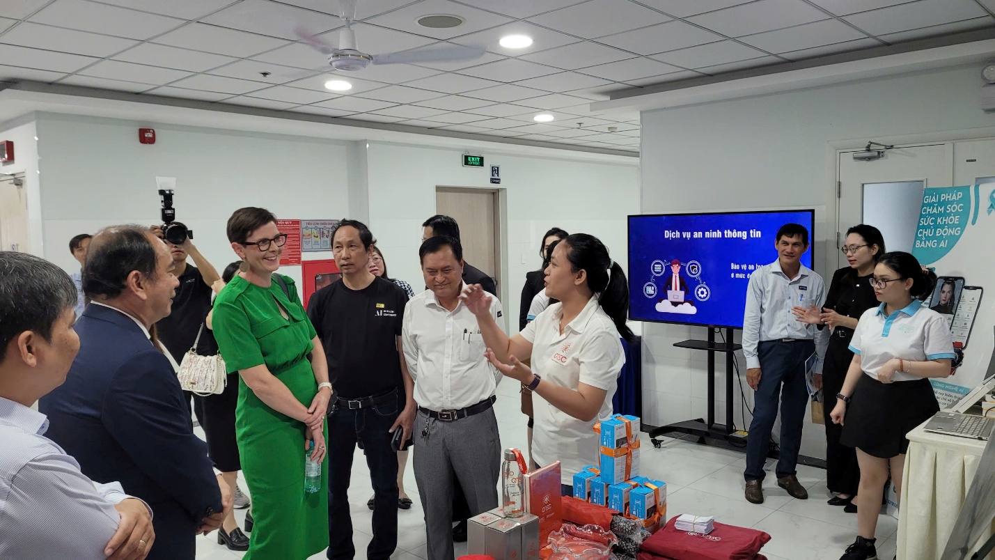 Các đại biểu và khách tham dự đến tham quan gian hàng QTSC và nhận quà rút thăm trúng thưởng