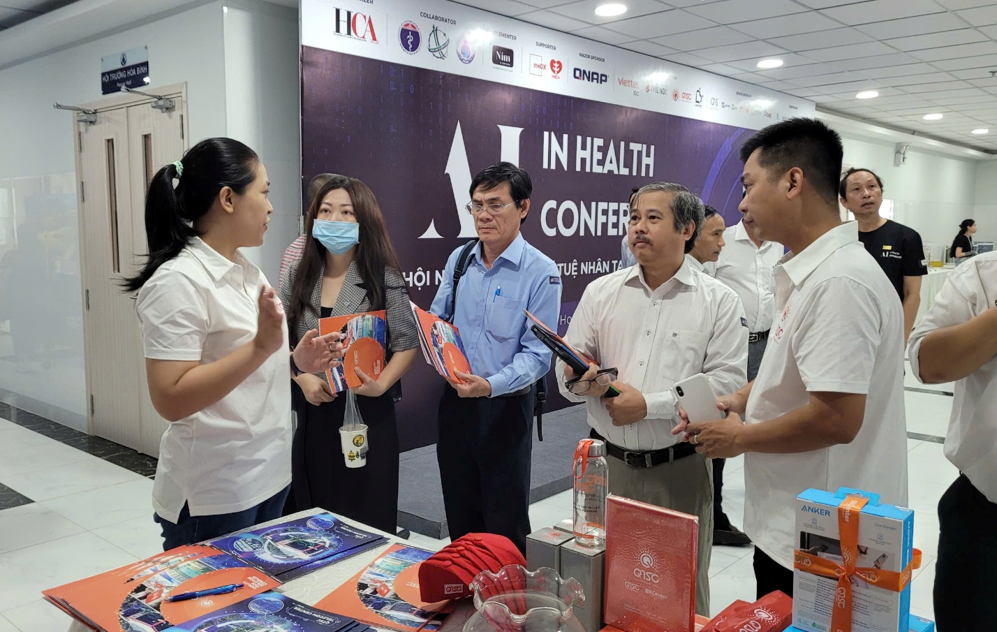 Các đại biểu và khách tham dự đến tham quan gian hàng QTSC và nhận quà rút thăm trúng thưởng