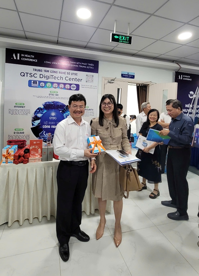 Các đại biểu và khách tham dự đến tham quan gian hàng QTSC và nhận quà rút thăm trúng thưởng