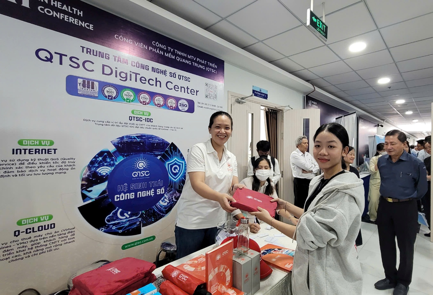 Các đại biểu và khách tham dự đến tham quan gian hàng QTSC và nhận quà rút thăm trúng thưởng
