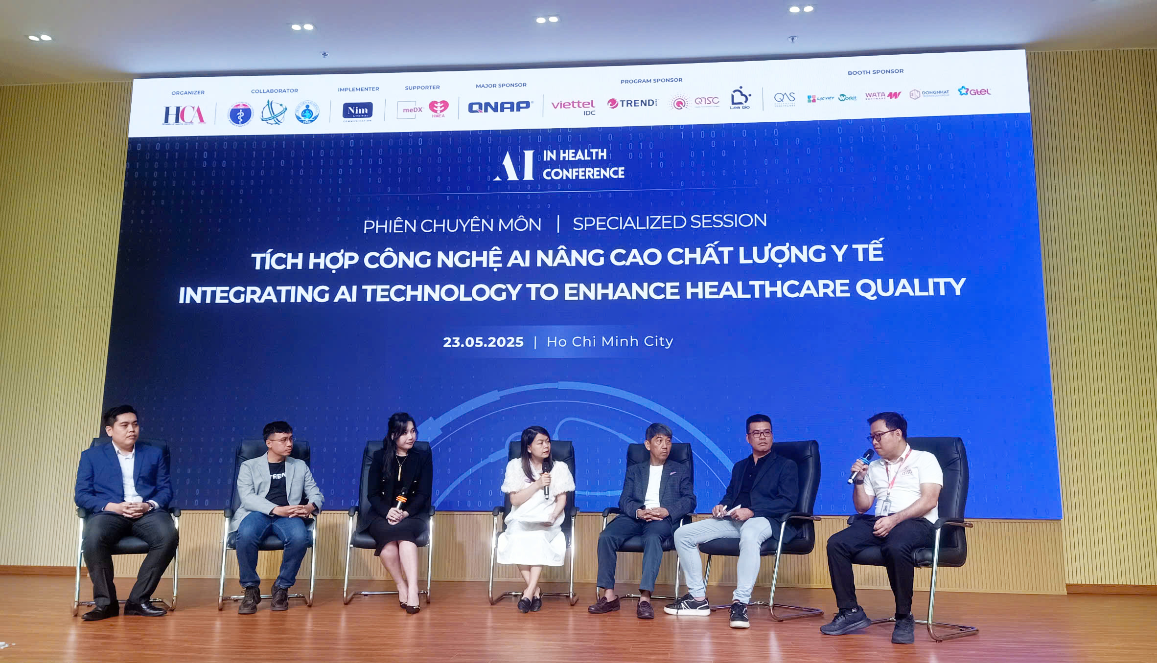 Ông Nguyễn Thanh Lâm, Trưởng Trung tâm An ninh mạng, QTSC trình bày tham luận “Phòng chống tấn công chủ động, giải pháp hỗ trợ bảo vệ an toàn dữ liệu ngành Y tế”