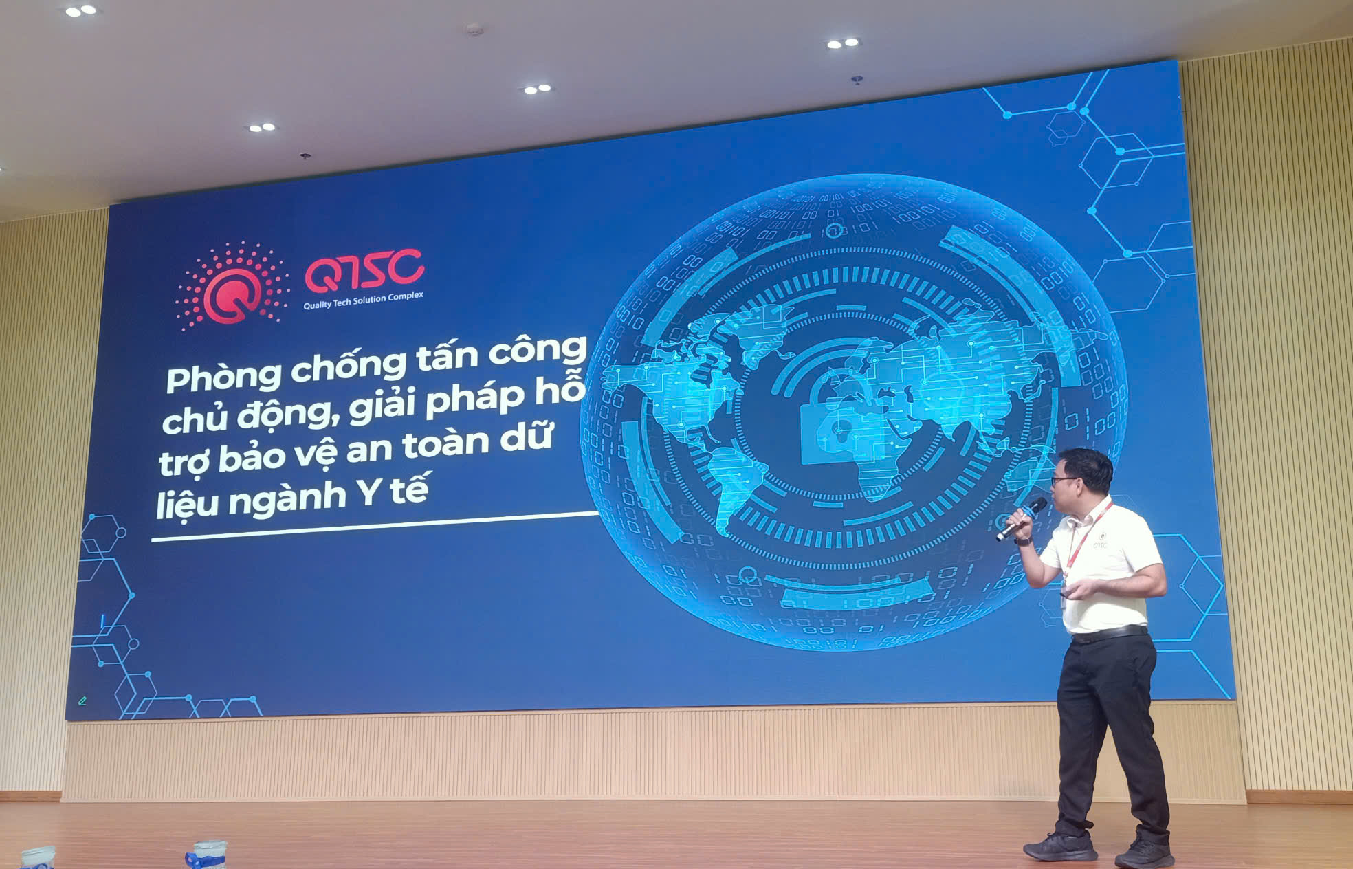 Ông Nguyễn Thanh Lâm, Trưởng Trung tâm An ninh mạng, QTSC trình bày tham luận “Phòng chống tấn công chủ động, giải pháp hỗ trợ bảo vệ an toàn dữ liệu ngành Y tế”