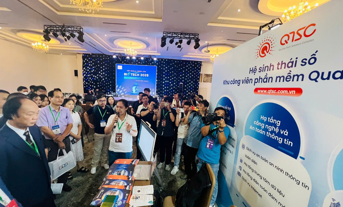 Đại biểu và khách mời đến tham quan và nghe giới thiệu sản phẩm, giải pháp công nghệ tại gian hàng QTSC