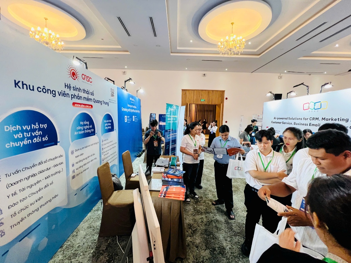 Đại biểu và khách mời đến tham quan và nghe giới thiệu sản phẩm, giải pháp công nghệ tại gian hàng QTSC