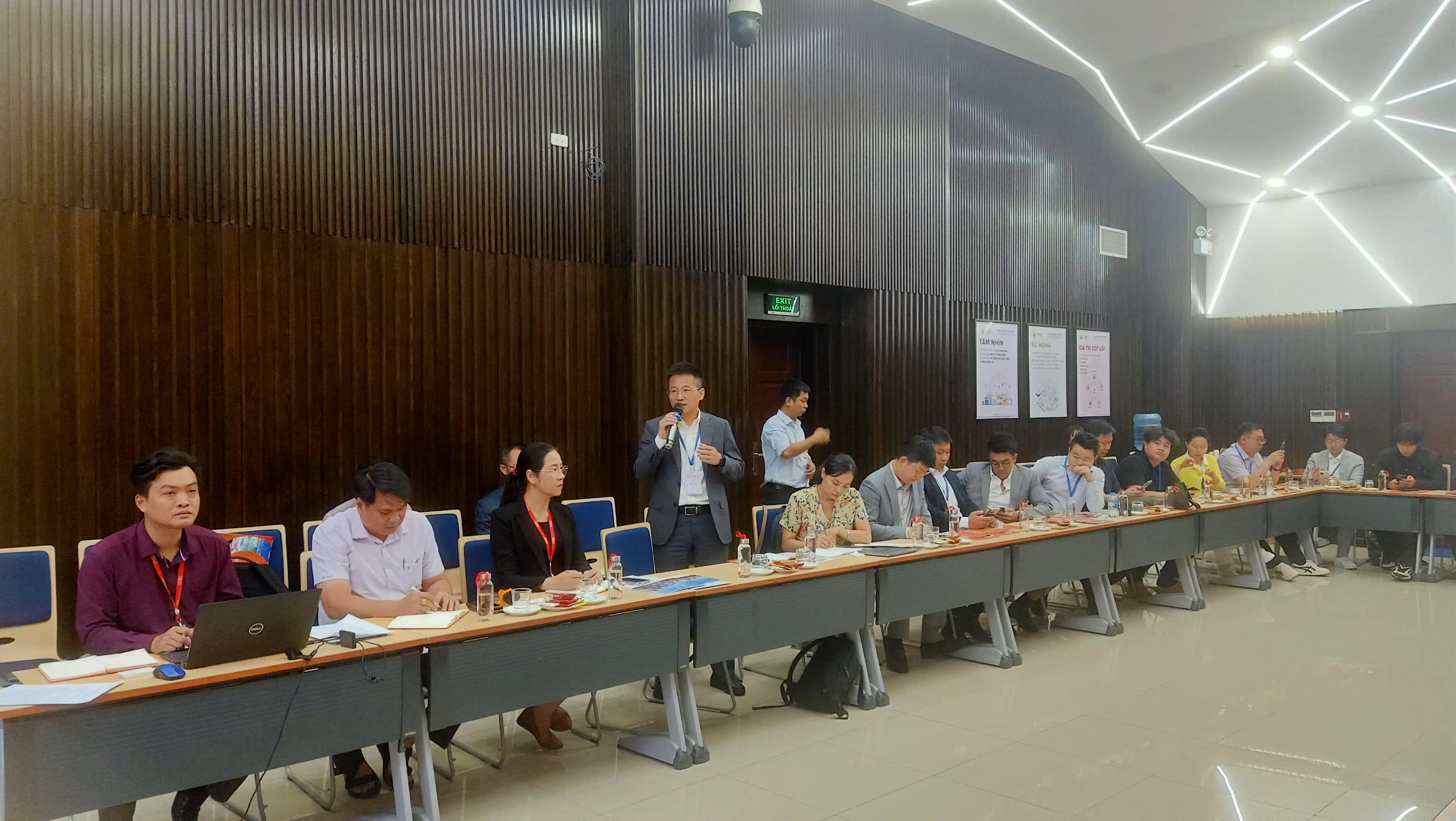 Các thành viên đoàn đặt câu hỏi trao đổi cùng QTSC