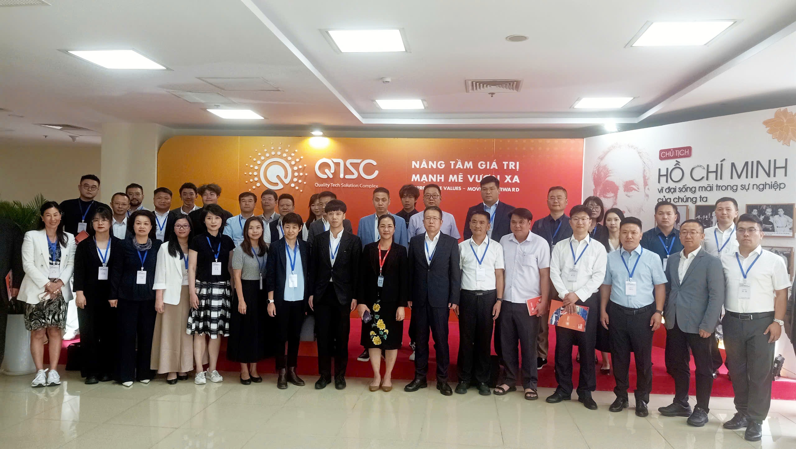 Đoàn chụp hình lưu niệm chuyến tham quan tại QTSC