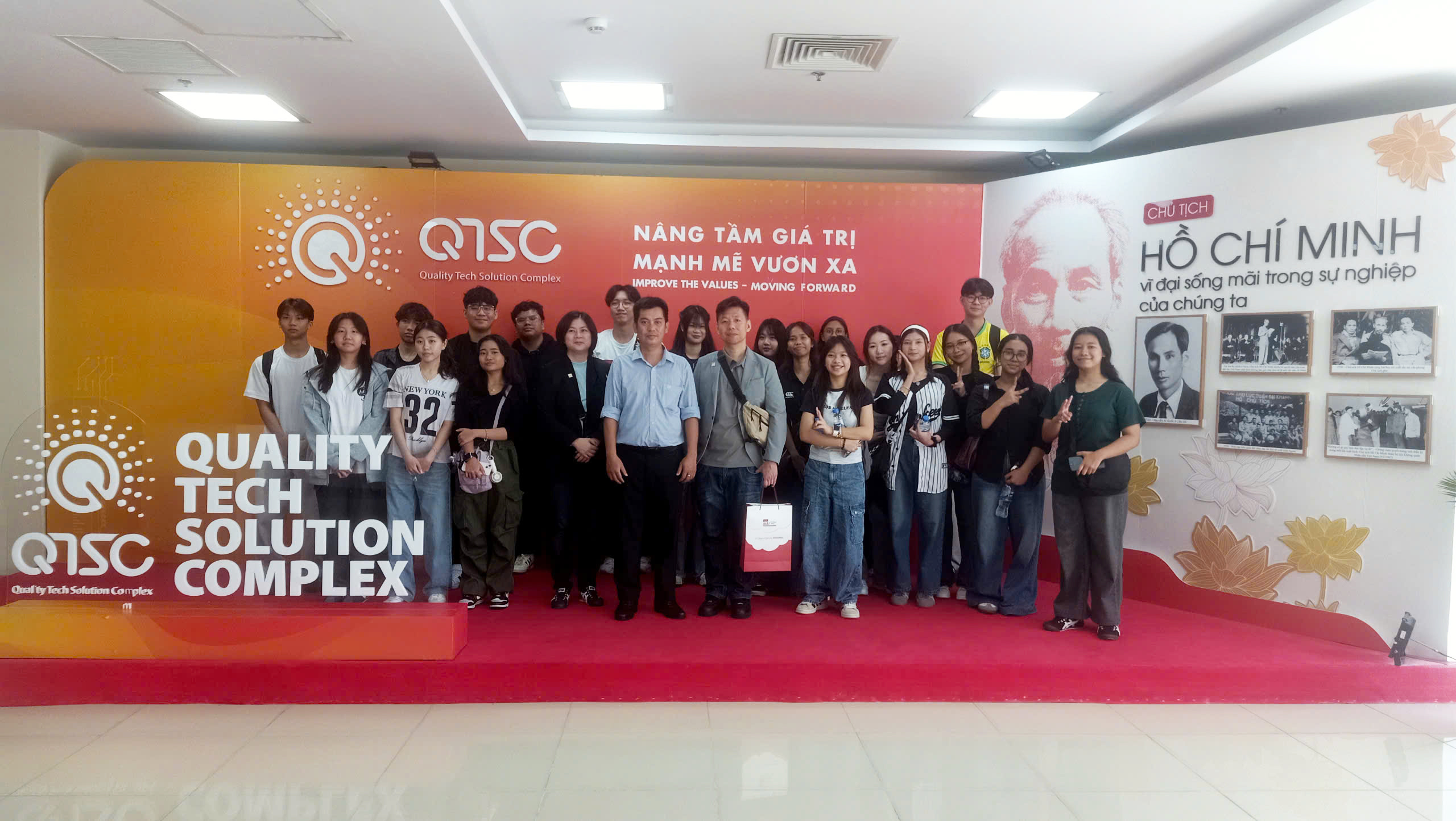 Đoàn sinh viên chụp hình lưu niệm tại QTSC