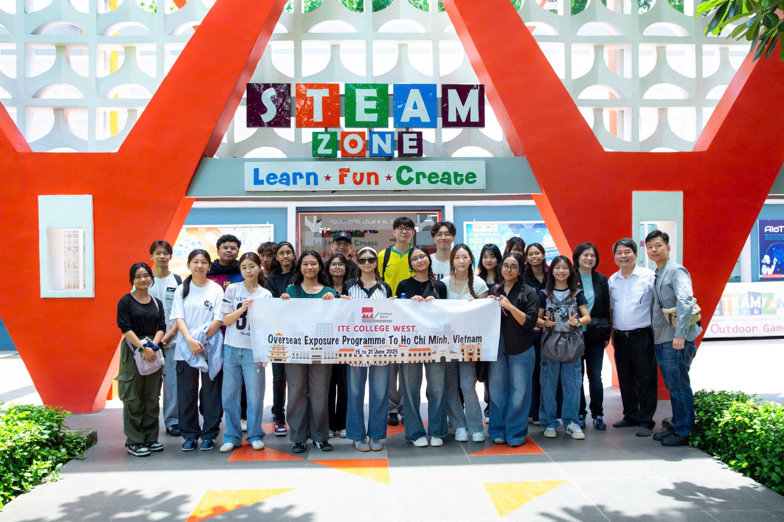 Đoàn tham quan trung tâm STEAMZone