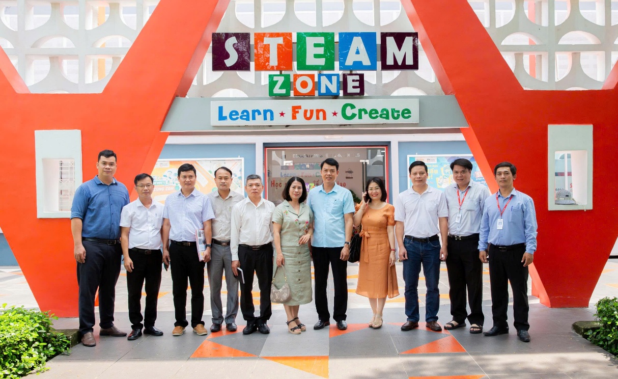 Tham quan và trải nghiệm các sản phẩm, ứng dụng cho chuyển đổi số trong giáo dục tại STEAMZone
