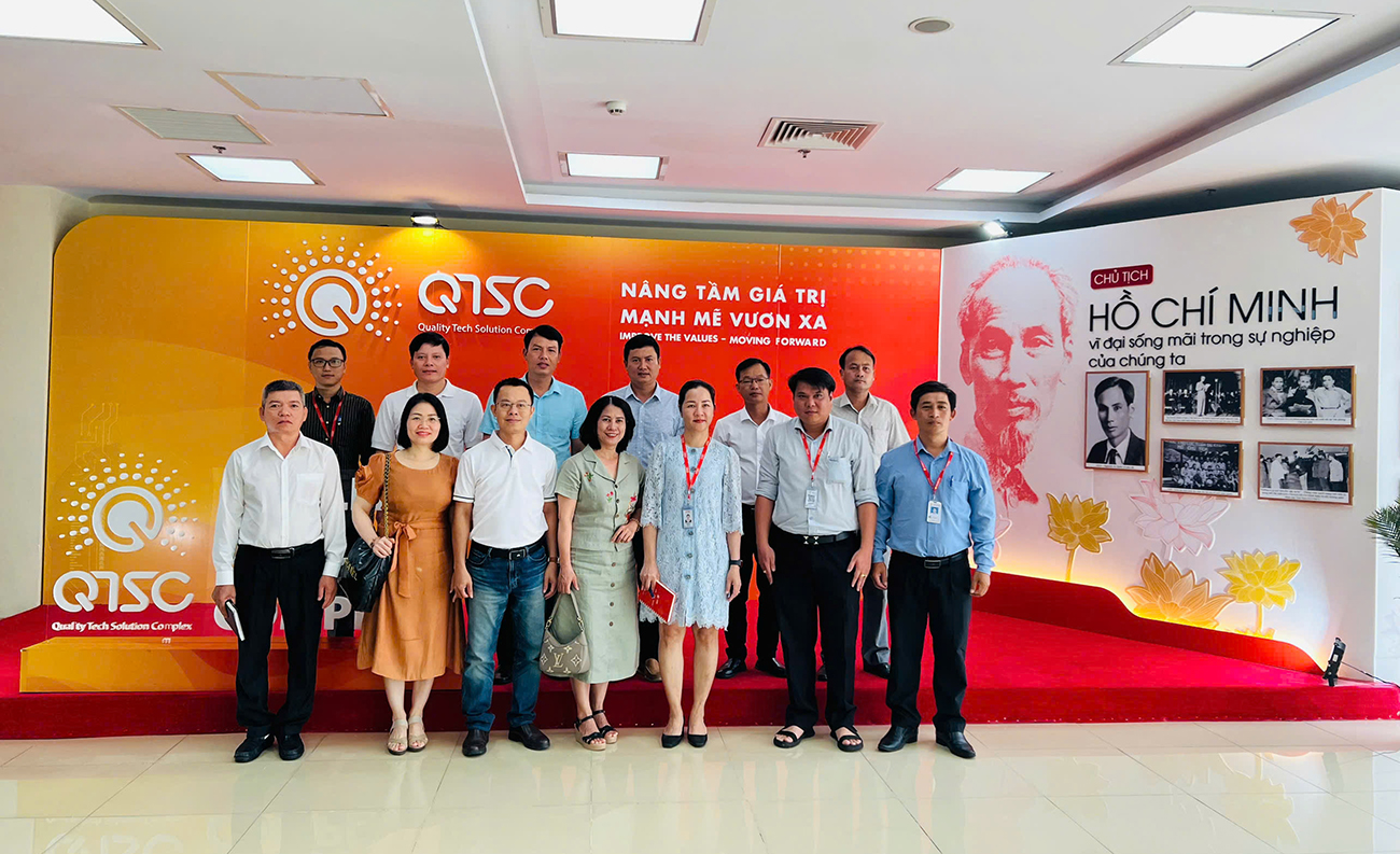 Đoàn chụp hình lưu niệm chuyến thăm và làm việc tại QTSC