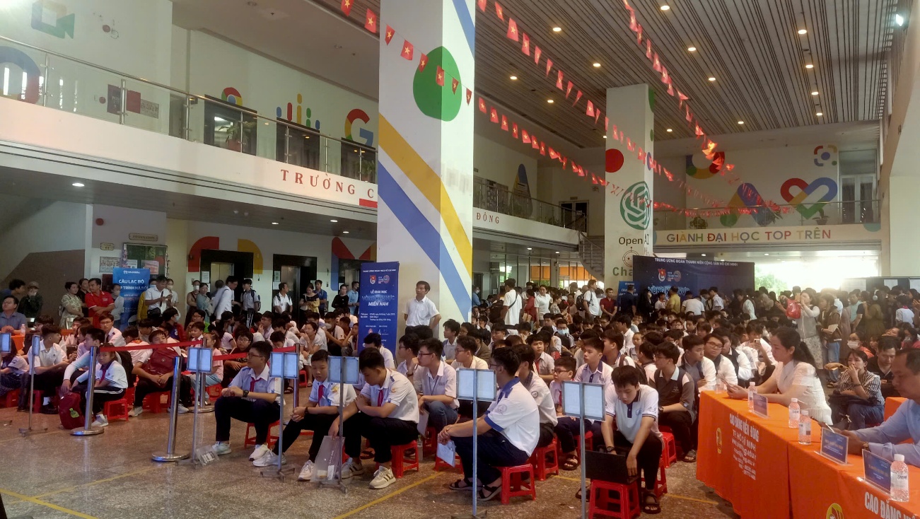 Các em học sinh tại Lễ khai mạc Hội thi Tin học trẻ toàn quốc khu vực miền Nam năm 2025
