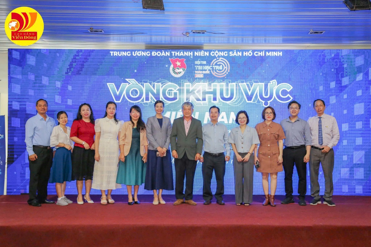 Bà Phạm Thị Kim Phượng, Phó Giám đốc QTSC (thứ tư từ trái sang) tham dự Lễ khai mạc và chụp hình lưu niệm cùng các vị đại biểu