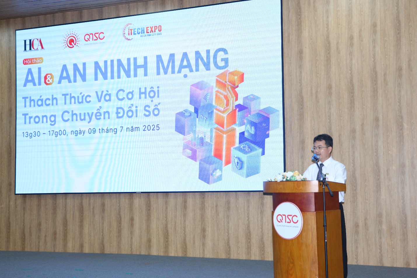 Ông Trần Hữu Dũng, Giám đốc QTSC, Phó Chủ tịch HCA phát biểu khai mạc hội thảo