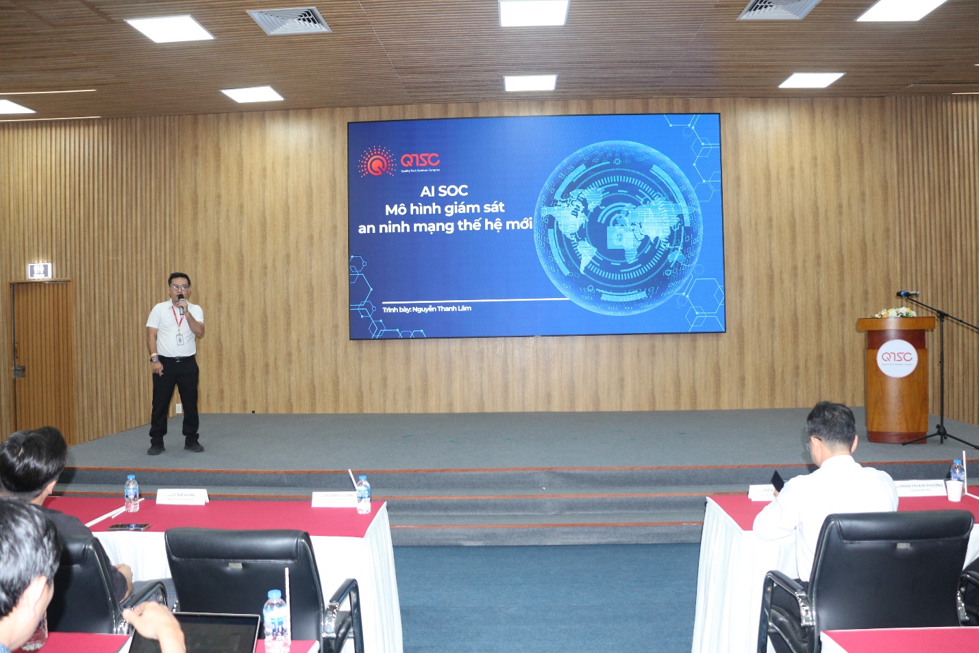 Ông Nguyễn Thanh Lâm, Trưởng Trung tâm An ninh mạng, QTSC trình bày tham luận “Mô hình giám sát an ninh mạng thế hệ mới”