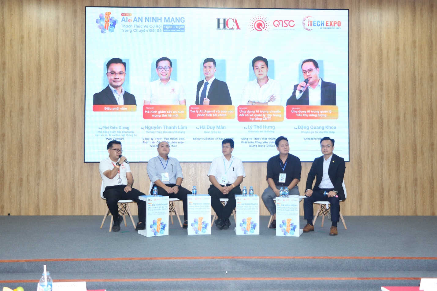 Các diễn giả tham gia phiên thảo luận với phần điều phối của ông Phó Đức Giang, Phó Tổng Giám đốc, phụ trách Dịch vụ số, AI và Bảo mật thông tin, PwC Việt Nam