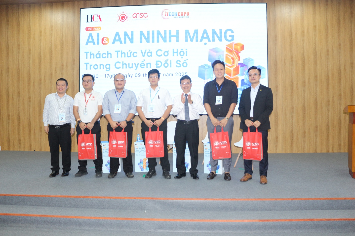 Đại diện Ban tổ chức tặng quà cám ơn cho các diễn giả và điều phối viên