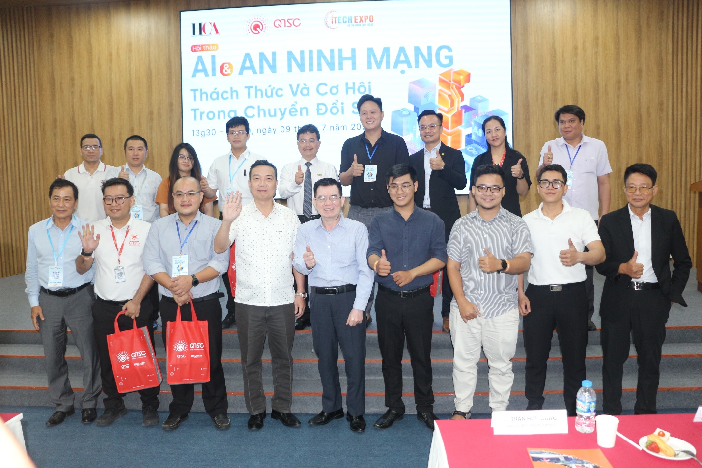 Đại biểu tham dự chụp hình lưu niệm cùng Ban tổ chức