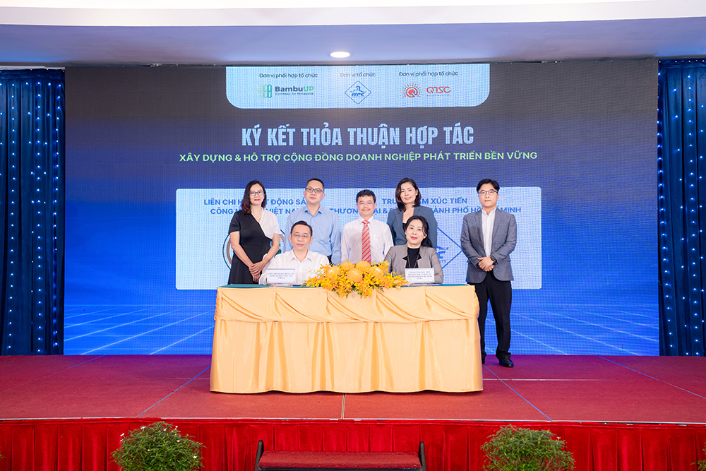 Ông Trần Hữu Dũng – Giám đốc QTSC (đứng giữa) tham gia chứng kiến buổi lễ ký kết giữa ITPC và các đối tác