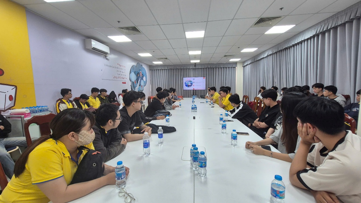 Đoàn sinh viên Trung tâm công nghệ phần mềm Đại học Cần Thơ tham quan Khu Công viên phần mềm Quang Trung