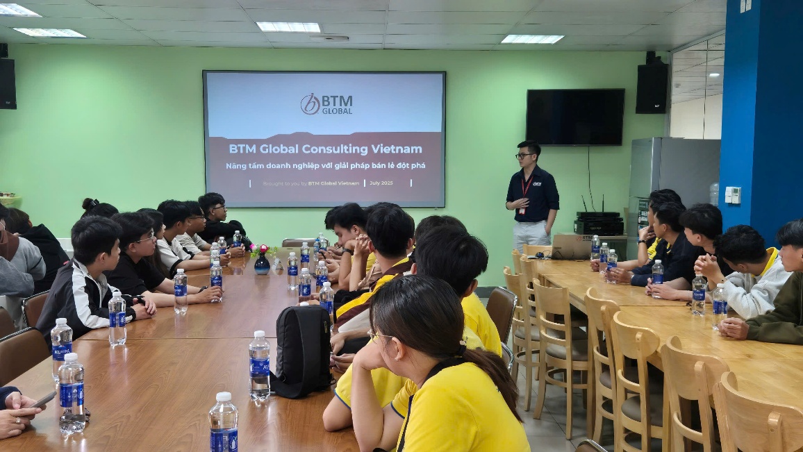 Đoàn sinh viên Trung tâm công nghệ phần mềm Đại học Cần Thơ tham quan Khu Công viên phần mềm Quang Trung