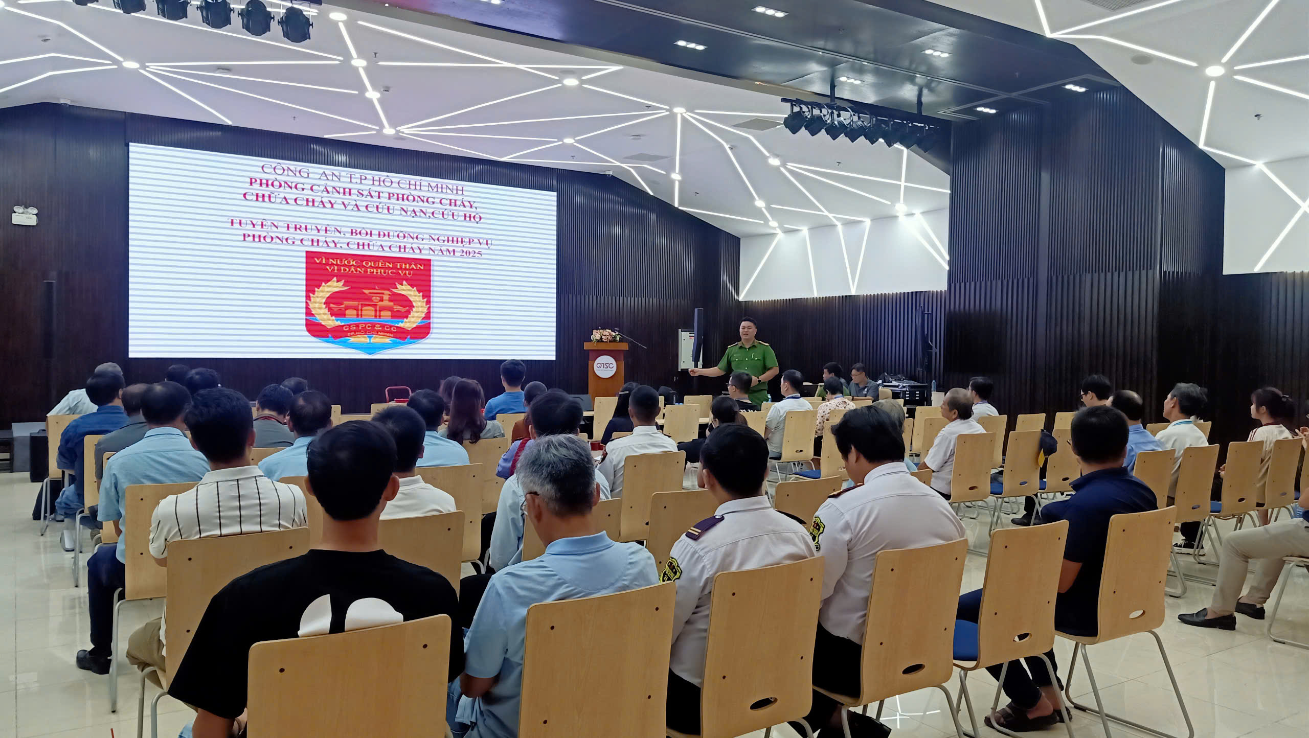 Công an PCCC-CNCH tuyên truyền và chia sẻ kiến thức, kinh nghiệm thực tế với các doanh nghiệp tham dự