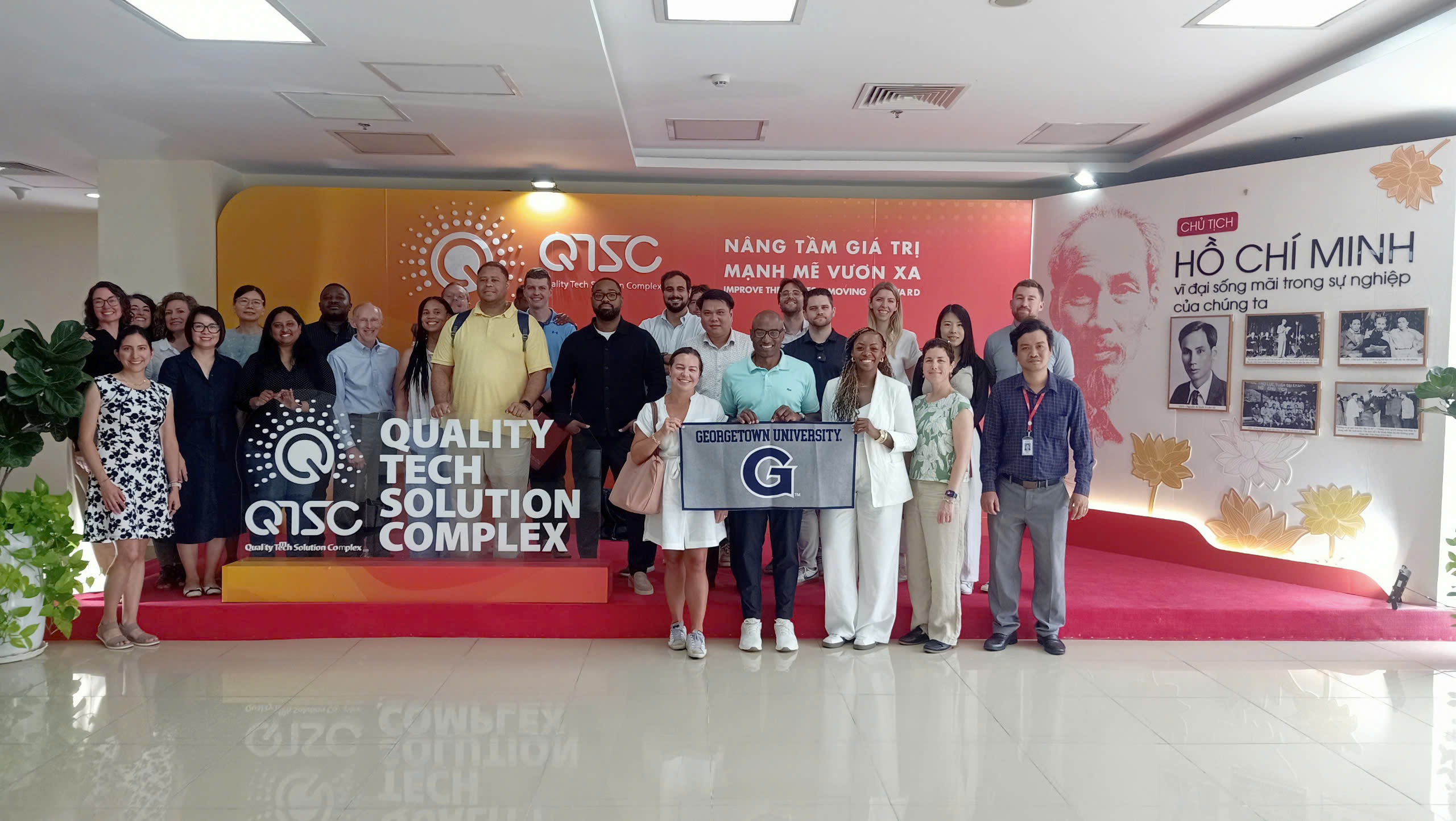 Đoàn chụp hình lưu niệm chuyến tham quan thực tế