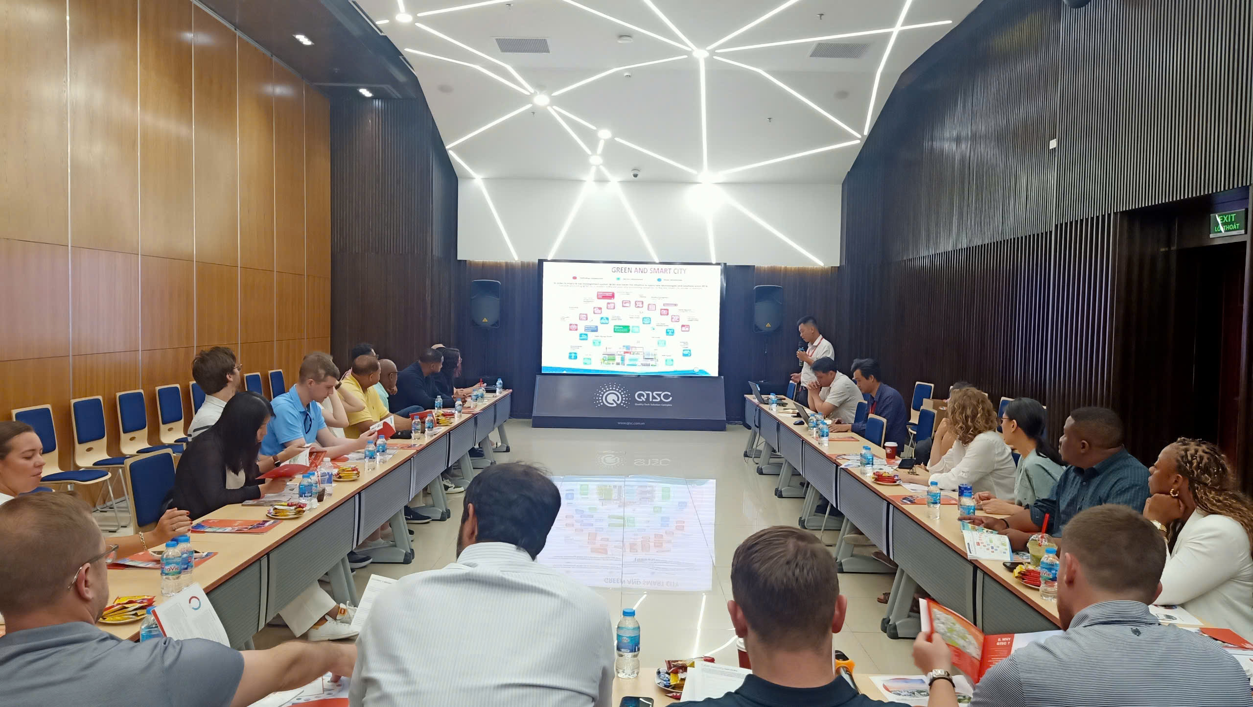 Đoàn học viên EMBA Đại học Georgetown nghe giới thiệu tổng quan về QTSC 
