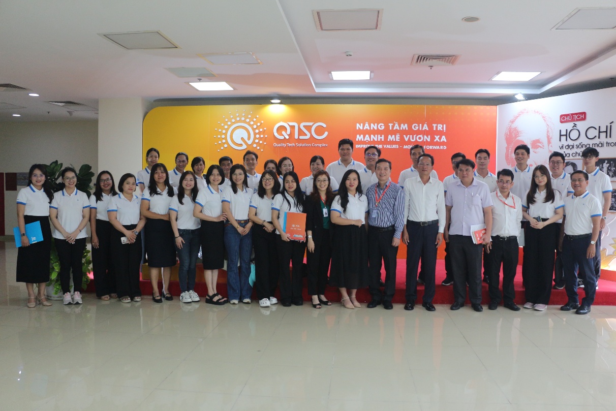 Đoàn chụp hình lưu niệm tại QTSC