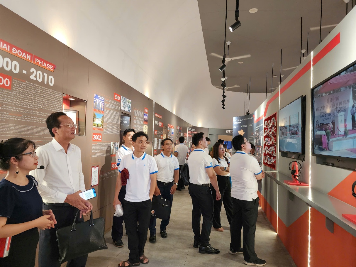Đoàn tham quan Bảo tàng QTSC