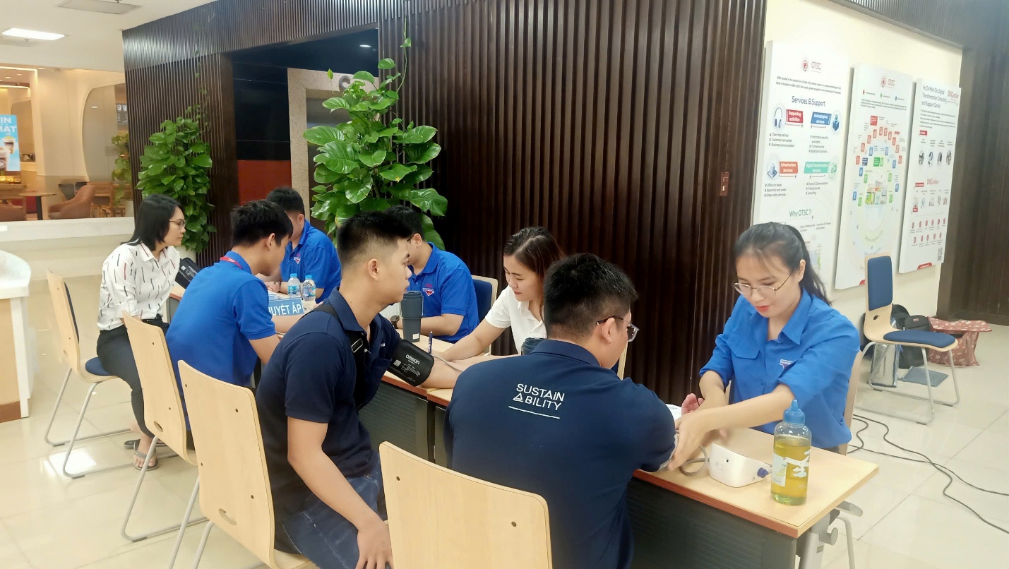 Đo huyết áp, xét nghiệm máu và khám sàng lọc trước khi hiến máu
