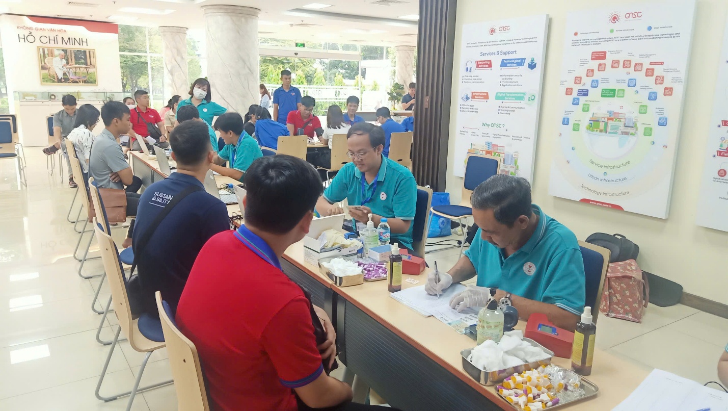 Đo huyết áp, xét nghiệm máu và khám sàng lọc trước khi hiến máu