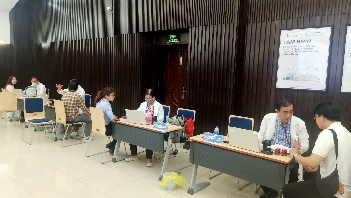 Đo huyết áp, xét nghiệm máu và khám sàng lọc trước khi hiến máu