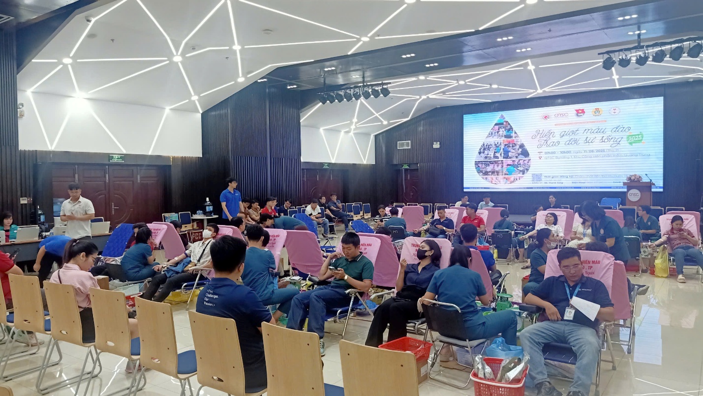 Thực hiện lấy máu